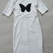 Graži balta midi suknelė su drugeliu