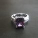 Nuostabus žiedas su violetine akele