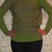 Žaliai pilkai dryžuotas megztinis