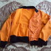 Ryškus oranžinis bluzonas su kišenėmis