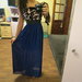 Ilgas ryškiai mėlynas sijonas