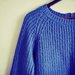 ryškiai mėlynas šiltas megztinis