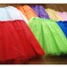 Įvairių spalvų tiulio sijonėliai merginoms