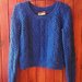 Ryškus mėlynas megztinis
