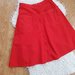 Ryškus raudonas sijonas
