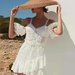 Išskirtinė balta suknelė atvirais pečiais