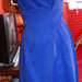 Slidžios medžiagos ryškiai mėlyna suknelė