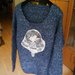 Mėlynas megztinis su aplikacija