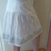 Baltas puošnus sijonas