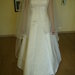 balta vestuvine suknele su pasijoniu ir nuometu