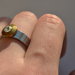 Klasikinis žiedas su žibančia akute