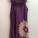 Violetinė puošni mini suknelė su aplikacija
