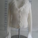 Baltas puošnus megztinis su kailiuku
