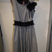 Pilka klasikinė suknelė su dirželiu