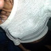 baltas nertas megztinis