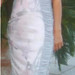 Pilka, šilko detalėmis puošta suknelė suknelė