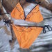 Žaismingas oranžinės spalvos maudymosi kostiumėlis