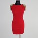 Raudona suknelė su spygliais ant pečių