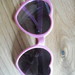 Rožiniai širdelės formos akiniai nuo saulės