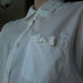 balti marškinukai su taškuota apykakle