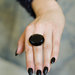 Masyvus žiedas su juodu akmeniu
