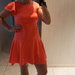 Elisabetta Franchi ryškios koralo spalvos suknelė