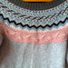 spalvotas megztinis 3/4 rankovėmis