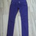 Violetinės spalvos džinsai