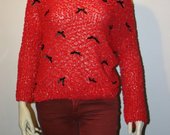 raudonas megztinis su kaspineliais