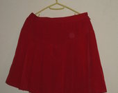 Ryškus raudonas klostuotas sijonas