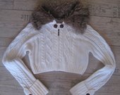 Trumpas megztinis su dirbtiniu kailiu