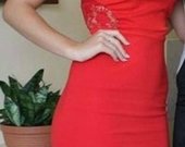 Gifiūrinė, raudona suknelė