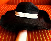 Sinequanone skrybėlaitė