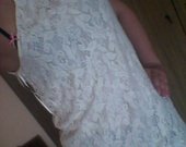 Balta gipiūrinė suknelė