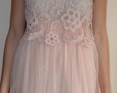 Rožinė nėriniuota suknelė