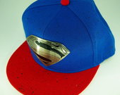 Superman kepure su metaliniu logo