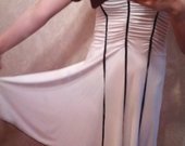 Balta grazi suknele