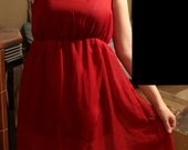 Tamsiai raudona asimetriška suknelė