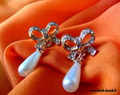 Kaspinėlio formos auskarai su perlo lašeliais