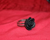 Rankų darbo juodas žiedas "Rožė"