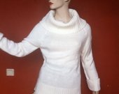 Baltas megztinis aukstu kaklu