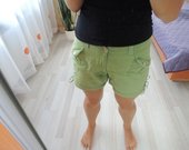 žalios spalvos trumpi šortukai