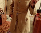 Stilingas rusvas paltas