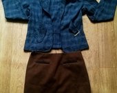 Languotas švarkelis ir rudas sijonas