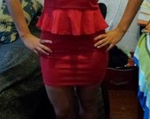 Raudona amisu suknele 