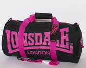 Juodas sportinis krepšys su rožiniu užrašu