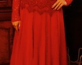 Raudona ilga suknelė 