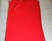 Raudona nėriniuota suknelė