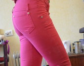 Rožinės spalvos džinsai