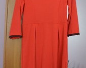 Raudona suknelė ilgomis rankovėmis